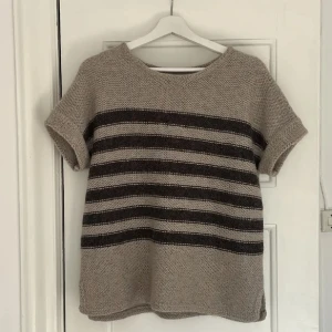 Stickad tshirt  - Grå/ biege randig stickad Tshirt från Gap i storlek M🥰