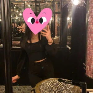 Svart tröja - Säljer denna urläckra svarta tröjan! Väldigt elegant och bra i material, lite croppad. Axlarna är lite puffiga. Tröjan är i nyskick. Storleken är petite M men jag som vanligtvis kan bära lite gott och blandat mellan S-L tycker den passar utmärkt!🖤