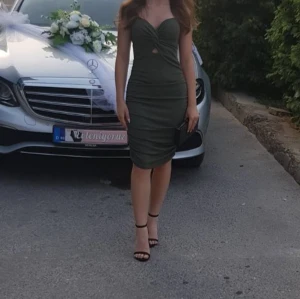 Midi klänning i mörkgrön - Midi klänning i stl S❤️ Har haft den på mig 1 gång på en bröllop, så i nyskick🤍 Postar samma dag som du köper!!