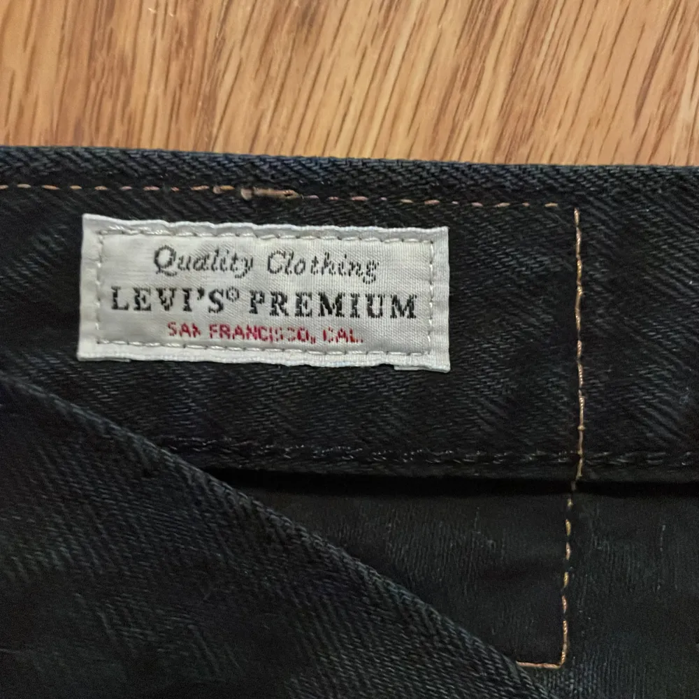 Bra skik förutom ett litet slitning bak på byxans ni ser på sista bilden hur det ser ut stl W28 L32. Jeans & Byxor.