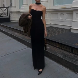 Bandeauklänning med kors i ryggen NA-KD x Claire Rose  - Oanvänd bandeau maxiklänning i otroligt jerseytyg som sitter superfint, man kan dessutom gå i den då den är något lösare vid benen. 700kr nypris!