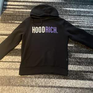 Hoodrich hoodie i väldigt bra skick använd fåtal gånger, även till ett bra pris!
