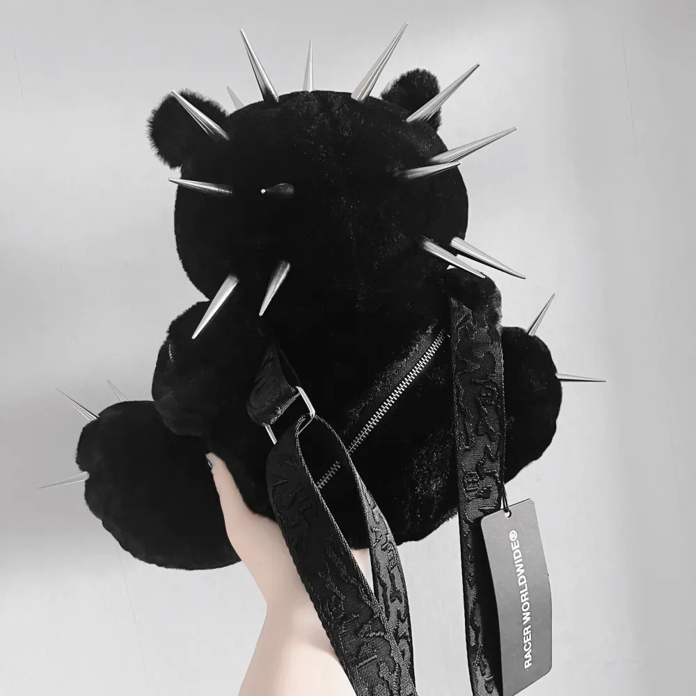 Coolaste alternativa nallebjörnsväskan från RACER med stora spikes! 🖤⛓️🔪Snygga detaljer såsom ett klippt öra och örhänge i andra örat och alla blixtlås är äkta fack. Ny med tag! ✨Köpt för €150 (1500kr) men säljes för 950kr. Köp nu 💌. Väskor.