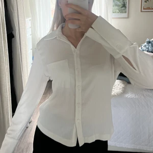 Vit skjorta  - Vit skjorta i ribbat blusmaterial från nakd!🤍 helt ny 