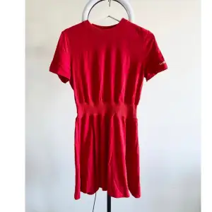 Ursnygg klänning från Calvin Klein i storlek M!  Markerad midja, fantastiskt skönt material och härlig röd färg. Färgen stämmer BÄST in på bild 1, 2 och 4!❤️ Normal passform, något stretchig i midjan.  Köpt på Johnells för ca 1000kr.