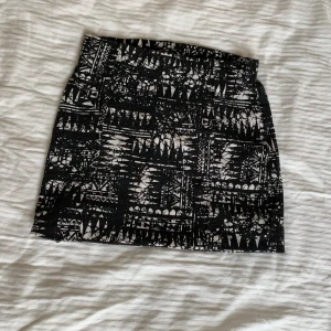 Unik kjol - Söt och unik kjol! Finns ingen lapp, därför vet jag inte märket. Bra skick och stretchigt material💘Vet inte storlek. Men eftersom den är ganska stretchig, så passar den nog xxs-s tror jag!💓pris kan diskuteras vid snabb affär💖 Hör av dig vid frågor💞💞