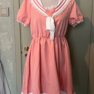 Rosa sjämansklänning - Så fin!! Använd ett par gånger. Är för stor😔