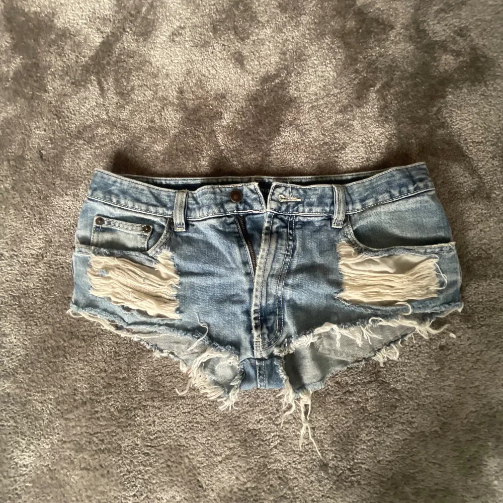 jeans shorts som är lågmidjade, skit snygga. säljer för 60kr+frakt betalas med swish🥰. Shorts.