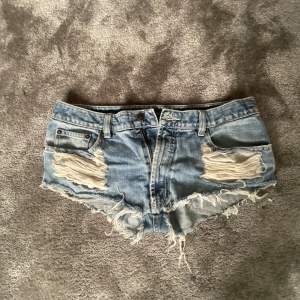 jeans shorts som är lågmidjade, skit snygga. säljer för 60kr+frakt betalas med swish🥰