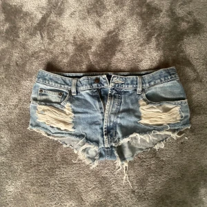 jättefina jeans shorts  - jeans shorts som är lågmidjade, skit snygga. säljer för 60kr+frakt betalas med swish🥰
