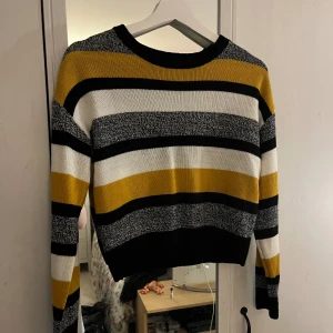 Randig tröja - En randig stickad tröja i färgerna vit, svart, grå och senapsgul från H&M i strl XS!💓  Lite nopprig på vissa ställen (se sista bilden) men annars bra skick!🌟