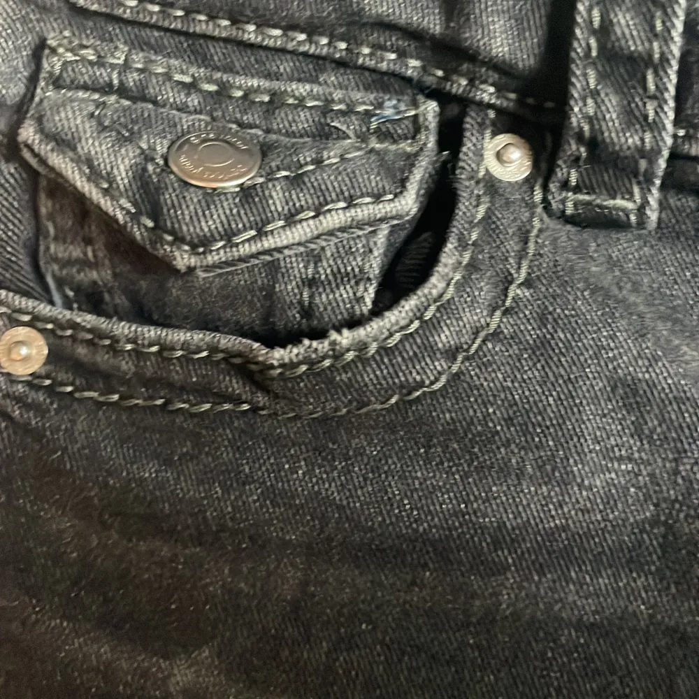 Svarta low waist jeans med knappar på fickorna där bak, jätte fina och endast använda 1 gång!. Jeans & Byxor.