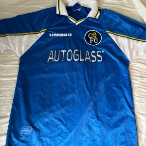 Chelsea Hemma 1997 - Säljer min Chelsea tröja då den är för stor för mig. Tröjan e äkta och köpt på classic Football shirts 