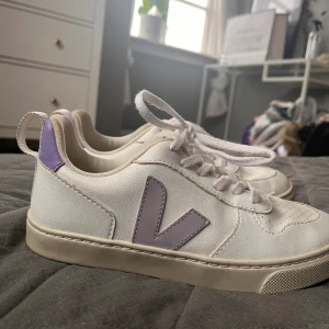 Veja Skor - Säljer dessa då de ej passar! Använda typ 5 ggr! En liten skada (bild 3) annars inget som man ser. Skriv om du vill köpa!🥰