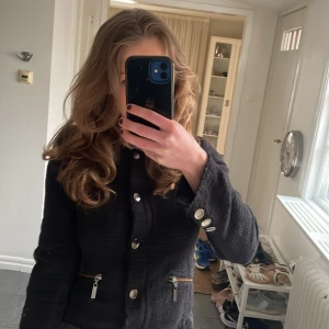 Kofta/kappa - Så fin kofta ifrån SAND. Den är svart med silverknappar och är i fint skick. Inköpt för 1500 kronor. Mitt pris: 449