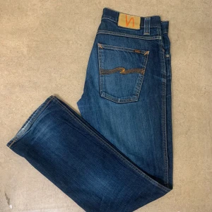 Nudie Jeans  - Säljer mina riktigt feta Nudie  byxor. Riktigt sköna och i dunder kvalite, skulle säga 9/10. Storlek W34 : L34. Nudie jeans I.O V SLIM JIM . Om ni har några funderingar eller frågor så är det bara att hojta 🤝🥂Pris är diskuterandet vid snabbaffaffär 🕺