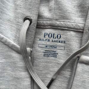 En snygg Ralph lauren som endast är använd ett fåtal gånger extremt bra skick 9/10. Ny pris 2100. Priset är inte satt i Sten. Hör av er vid frågor.