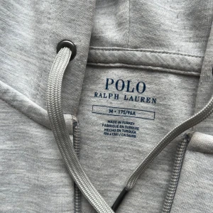 Ralph lauren - En snygg Ralph lauren som endast är använd ett fåtal gånger extremt bra skick 9/10. Ny pris 2100. Priset är inte satt i Sten. Hör av er vid frågor.