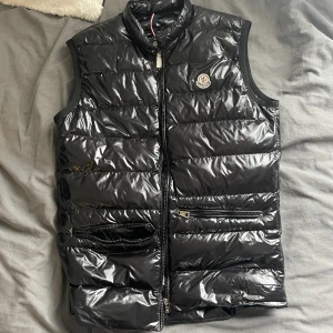 Moncler väst - storlek 2=M herrstorlek. Säljer pga den var för stor. Taggen kommer direkt till monclers hemsida. Kom privat vid intresse🤍 köp gärna via köp nu!