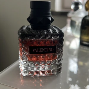 Valentino parfym - Valentinoparfym som jag fick i julklapp! Använd några få gånger❤️ den lilla