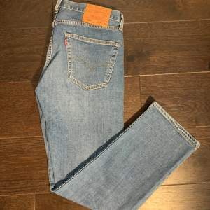 Hej säljer dessa tvär snygg Levis 501 jeans i färgen ljusblå och är i storlek 30/32. Modellen på bilden är ca 180 lång. Skick: 9/10 inga hål eller fläckar och inga slags de defekter.