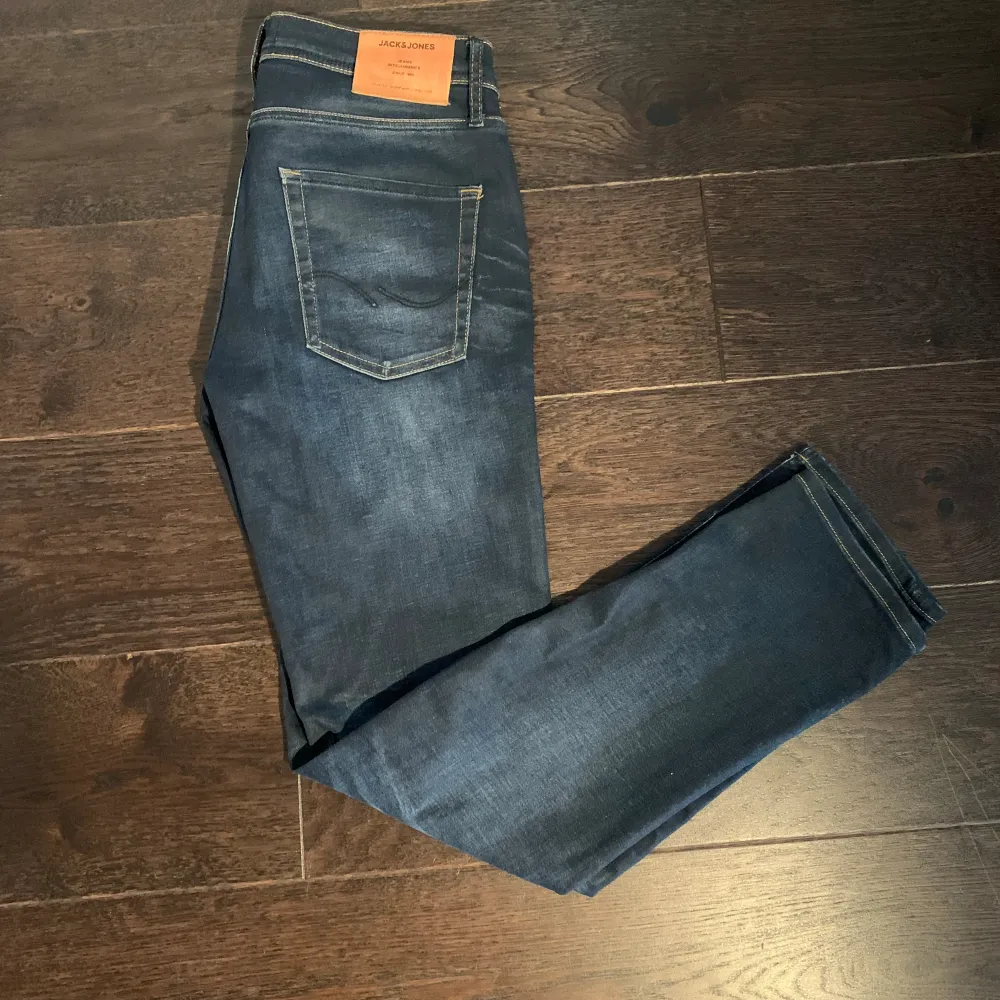 Hej säljer nu dessa tvär snygg Jack & Jones  jeans i färgen mörkblå och storlek 31/32 och modellen på bilden är ca 180 lång. Skick: 9/10 inga hål eller fläckar och använda varsamt . Jeans & Byxor.