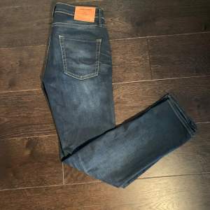 Hej säljer nu dessa tvär snygg Jack & Jones  jeans i färgen mörkblå och storlek 31/32 och modellen på bilden är ca 180 lång. Skick: 9/10 inga hål eller fläckar och använda varsamt 