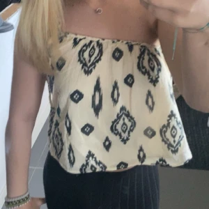 Zara topp - Säljer denna fina topp från zara jätte fin till sommaren och inte skador alls förutom att ja har klipp up bandet så man kan spänna den hur man vill men de är sytt och inget fel!💕