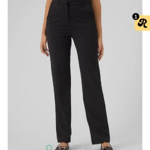 Kostymbyxor i blå - Jag har dessa kostymbyxor i mörkblå, kan skicka egen bild om så önskas, endast provade men passade ej