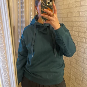 Grön hoodie - Använder ej, (smutsig spegel) 