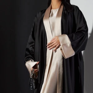 Lyxig abaya - Säljer en ny jättefin och lyxig abaya. Passar utmärkt för varje dag men även vid festligare tillfällen. 