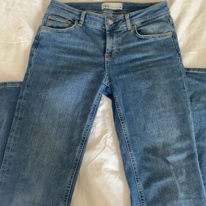 jeans - säljer mina low/mid jeans från zara då dom  aldrig kommer till användning längre, dom är även helt slutsålda!!💞 skriv för fler bilder!! 