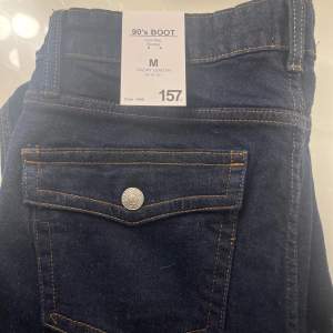Helt nya jeans från Lager157 i modellen ”90’s boot” storlek M och längden short.  Endast testade men var inte riktigt min stil, är många intresserade blir det budgivning🩷 Kan mötas upp om det så skulle önskas, vi bestämmer då en plats som passar båda