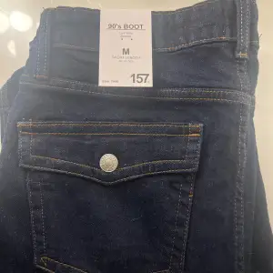 Helt nya jeans från Lager157 i modellen ”90’s boot” storlek M och längden short.  Endast testade men var inte riktigt min stil, är många intresserade blir det budgivning🩷 Kan mötas upp om det så skulle önskas, vi bestämmer då en plats som passar båda
