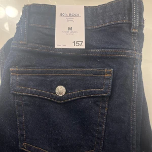 Populära jeans från Lager157 - Helt nya jeans från Lager157 i modellen ”90’s boot” storlek M och längden short.  Endast testade men var inte riktigt min stil, är många intresserade blir det budgivning🩷 Kan mötas upp om det så skulle önskas, vi bestämmer då en plats som passar båda