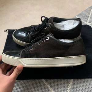 Lanvins  - Lanvins med glans i brun färg. Mocka. 7/10 i skick då skorna har en liten defekt på cap toen som visas på 4:e bilden och en liten nötning i sulan men inget som märkts . Dustbag medföljs. Skriv gärna till mig för funderingar eller övrigt.😇