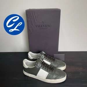 Valentino Flycrew - Tja! Nu säljer vi dessa sjukt snygga skorna från Valentino. Skorna är i riktigt bra skick, alla nitar kvar förutom en. Storlek 39 passar 40. Box & Valentino kort kommer även med vid köp. Tveka inte att höra av dig vid minsta fråga eller fundering!👍