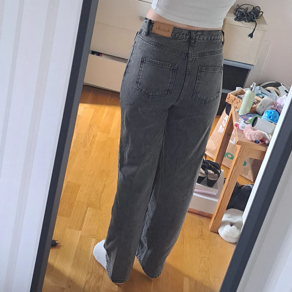 Jättefina mörk gråa jeans, använda max 3 gånger. Säljer p.g.a att dom blivit för små runt min midja och tycker inte om modellen längre, därför har dom inte kommit till användning.. Jeans & Byxor.