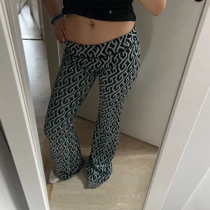 Mönstrade byxor - Säljer dessa sjukt coola byxor ifrån Calzedonia som jag köpte i Italien. Byxorna är i storlek xs och sitter som en smäck! Säljer pga inte kommer till användning❤️ hör av er om mer frågor eller funderingar 