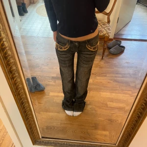 Lågmidjade bootcut jeans  - Lågmidjade bootcut jeans med coola detaljer. Köp via köp nu❤️‍🔥