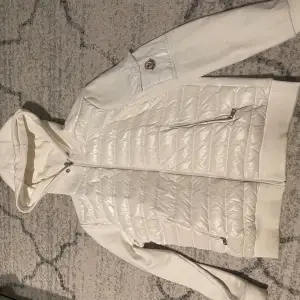 Moncler cardigan vit som är lite använd men fortfarande bra skick