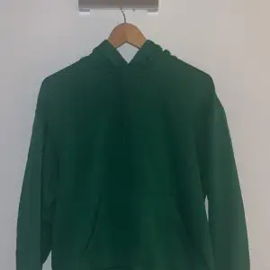 En snygg grön hoodie från monki. 