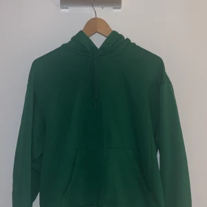 Grön hoodie  - En snygg grön hoodie från monki. 