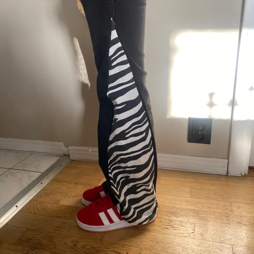 Snygga omsydda jeans med inslag av zebra på sidorna. Passar någon dom brukar bära storlek xxs. Midjemått tvärsöver är cirka 33-34 cm. Jeans & Byxor.