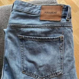 Jeans i Storlek 46 från Pull & Bear. Loose fit knappt använda - Ljusblå Loose fit storlek 46