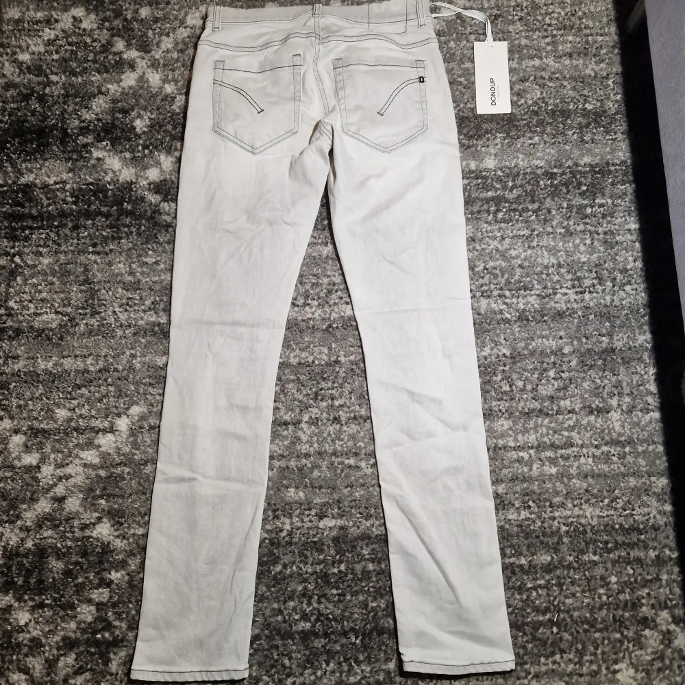 Tjena säljer ett par riktigt schyssta dondup jeans i modellen George. Skicket på jeansen är 9.5/10. Har du några frågor eller funderingar så hör av dig // IC_RESELL . Jeans & Byxor.