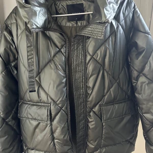 Grön jacka  - Snygg grön jacka från mohito Storlek 32, men större!