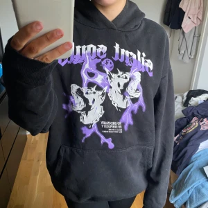 Svart hoddie - Svart hoddie med tryck i storlek M, fint skick