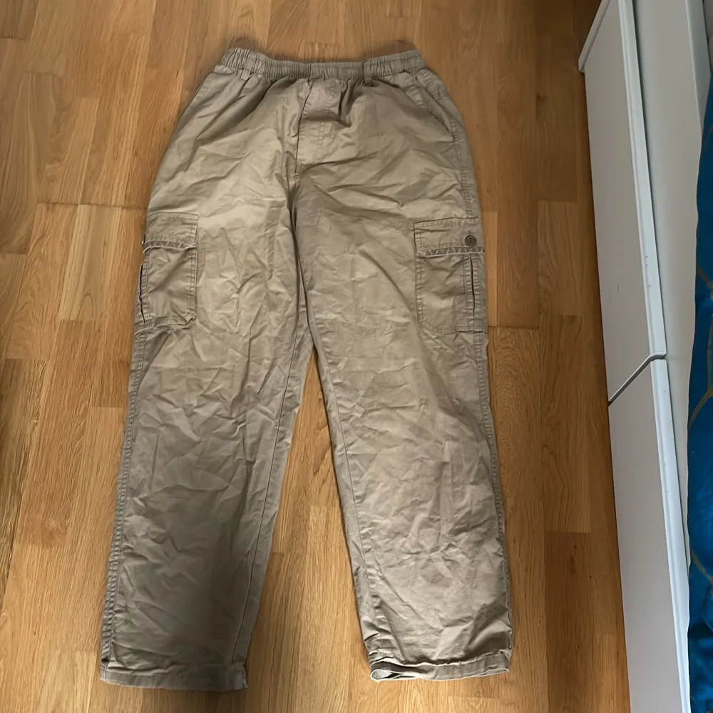 Baggy cargo jeans som inte längre passar min stil. Den har några fläckar på men de är i ett bra skick.  Frakt kostar 50 kr. Jeans & Byxor.