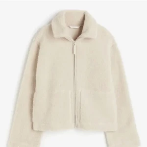 Teddy kofta  - Säljer nu denna super trendiga Teddy koftan som är slutsåld, den är andvänd i skonsamt och har inga difekter ❤️